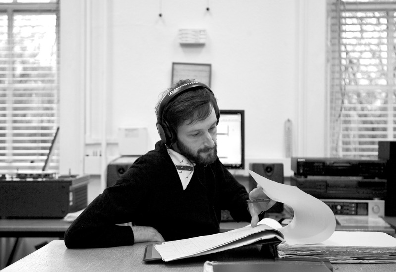 Alasdair Roberts reading while listening to recording